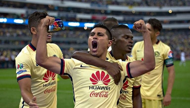 Osvaldo Martínez celebra un gol con su espinillera