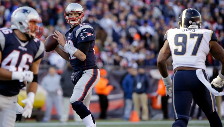 Brady lanza un pase en el partido frente a los Rams