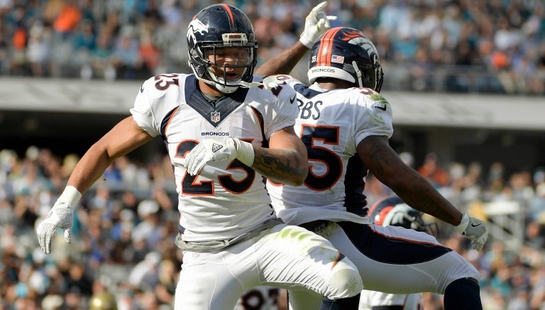 Devonta Booker celebra un TD con su compañero