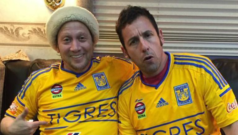 Rob Schneider y Adam Sandler posan con una playera de Tigres