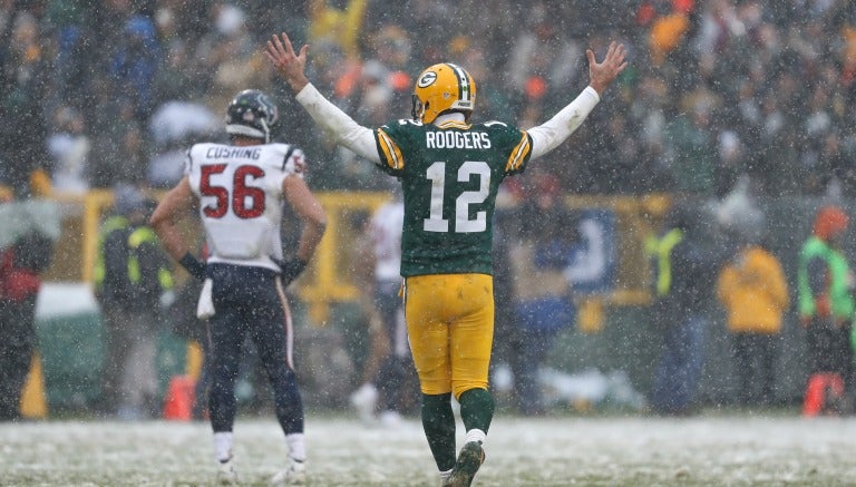 Aaron Rodgers celebra un TD ante la espectacular nevada que cayó sobre el Lambeau