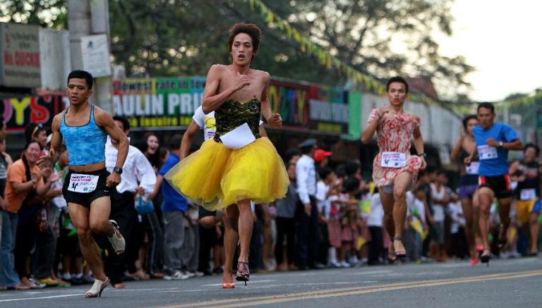 Hombres corriendo en tacones