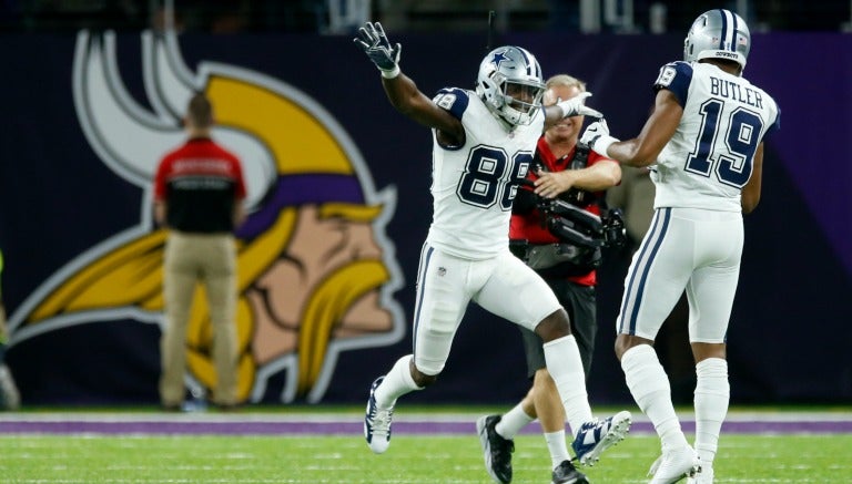 Dez Bryant y Brice Butler festejan tras vencer a Minnesota