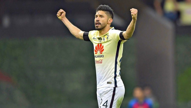 Oribe Peralta festeja su gol contra Necaxa