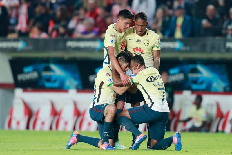 Jugadores de América festejan tras marcarle al Necaxa