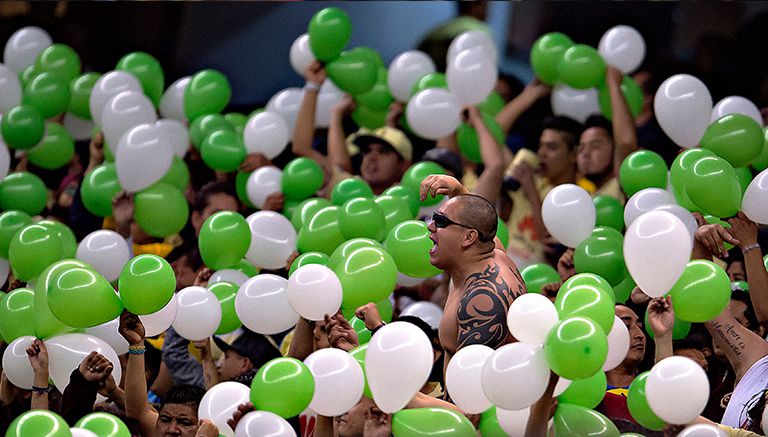 Aficionados de América portaron globos verdes y blancos 