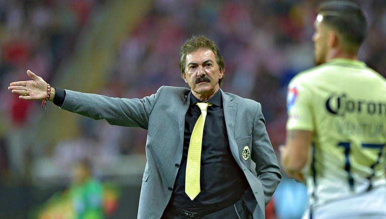 Ricardo La Volpe da indicaciones durante el Clásico entre Chivas y América