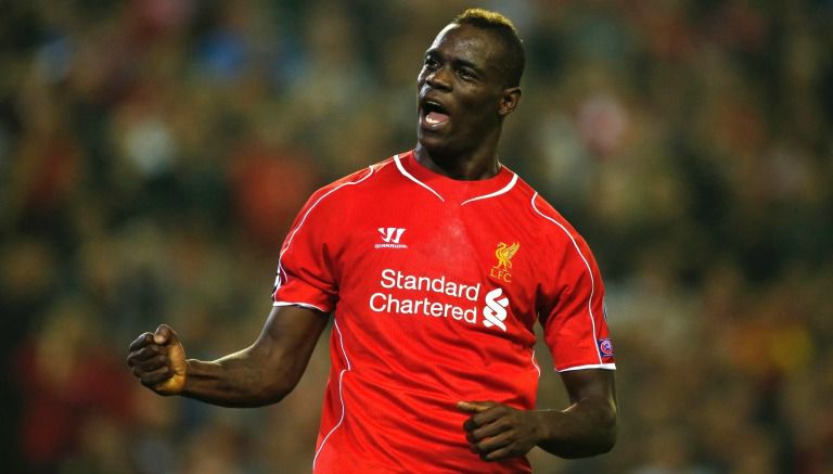 Balotelli portando el uniforme del Liverpool