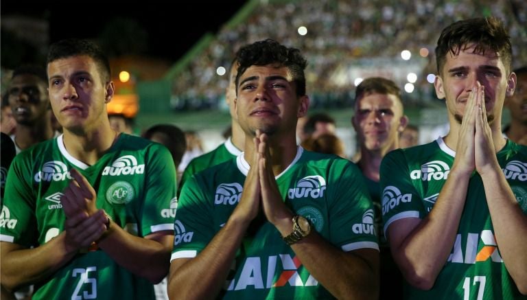 Jugadores del Chapecoense durante una ceremonia a las víctimas de la tragedia