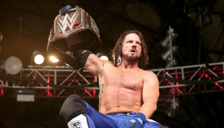 AJ Styles posa con el campeonato Mundial de la WWE