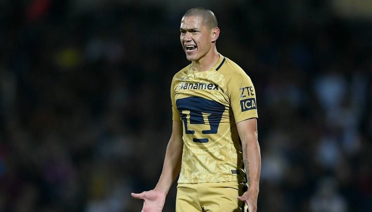 Darío Verón durante un partido con Pumas