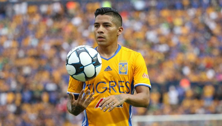 Javier Aquino toma el balón durante un partido con Tigres