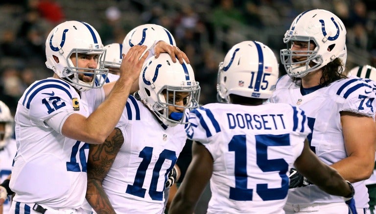 Moncrief es felicitado por sus compañeros tras anotar un TD