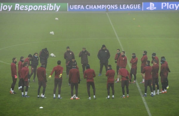 Bajo una intensa niebla, los elementos del Atlético de Madrid entrenan