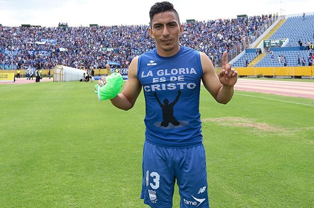 Ángel Mena con una playera con dedicación especial