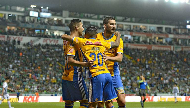 Sosa y Aquino festejan junto a Gignac un gol del galo