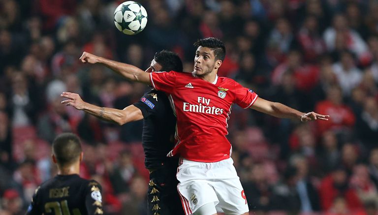 Raúl Jiménez pelea un balón en Champions League