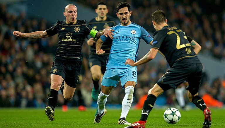 Gündogan conduce el balón en juego del City contra Celtic