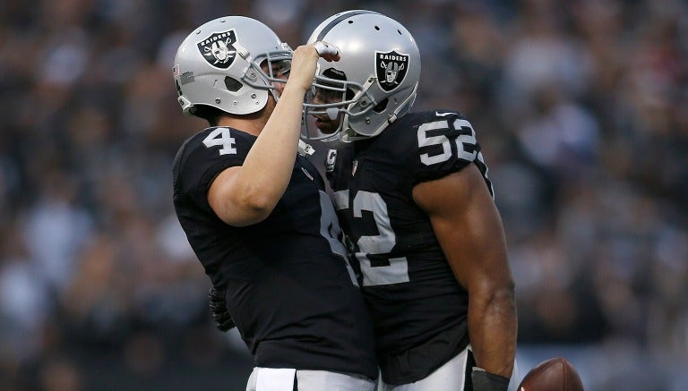 Derek Carr festeja con Khalil Mack un touchdown