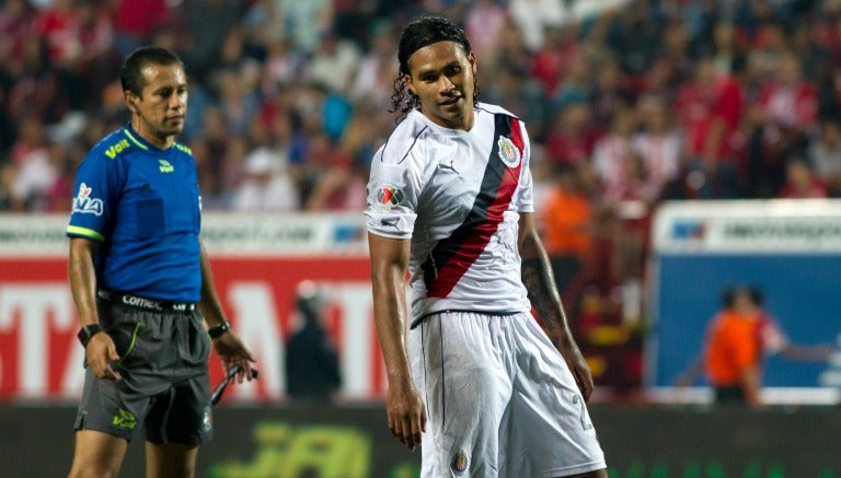 El jugador en un partido de Chivas