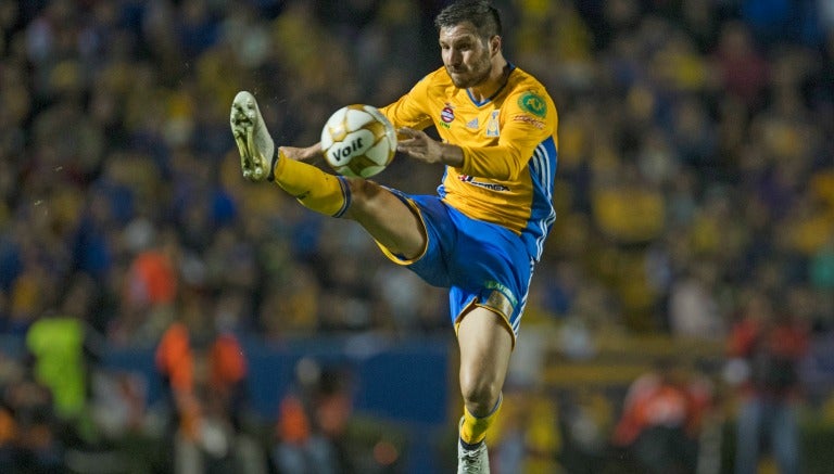 Gignac controla un balón en el Estadio Universitario 