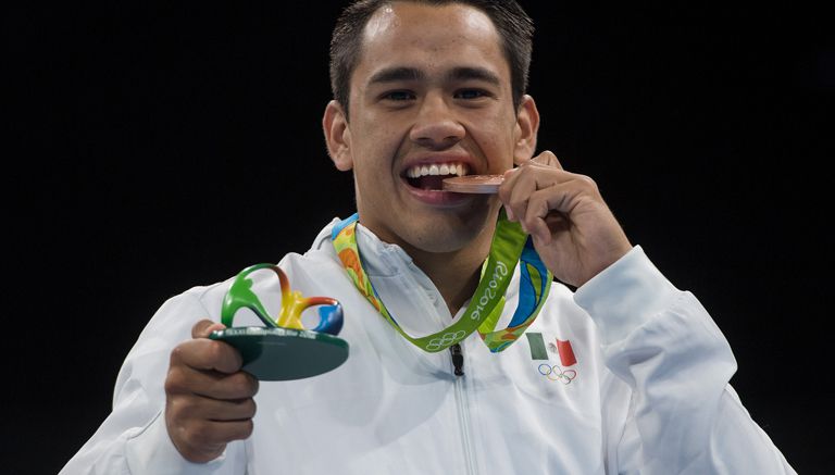 Misael Rodríguez muerde su medalla de bronce en Río