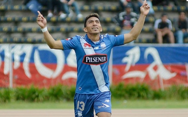 Mena celebra un gol con Emelec