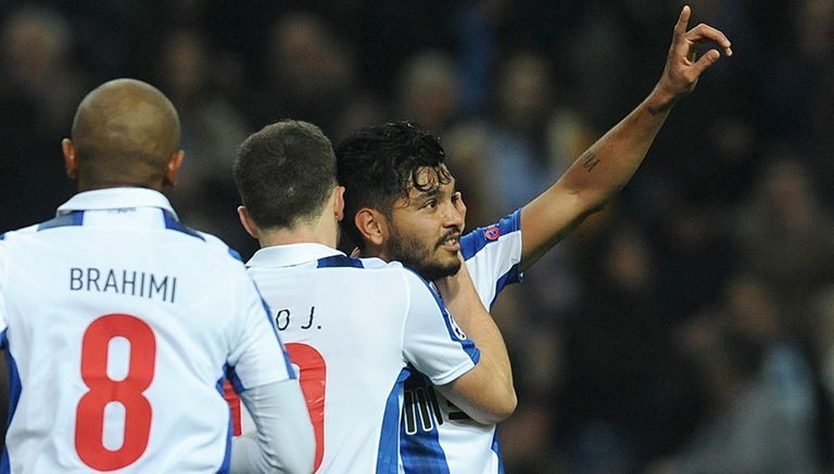 Jesús Corona apunta al cielo para festejar su gol contra Leicester