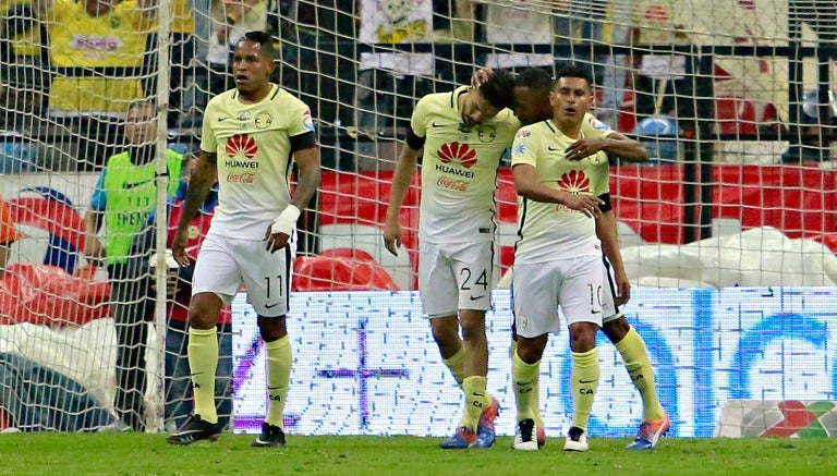 Jugadores de América festejan un gol