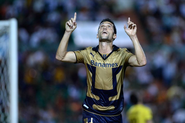 Luis García festeja un gol con Pumas