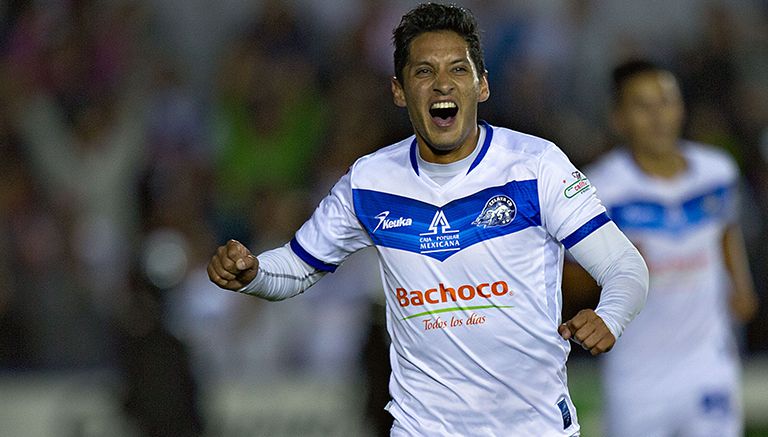 Ángel Reyna festeja un gol con Celaya 