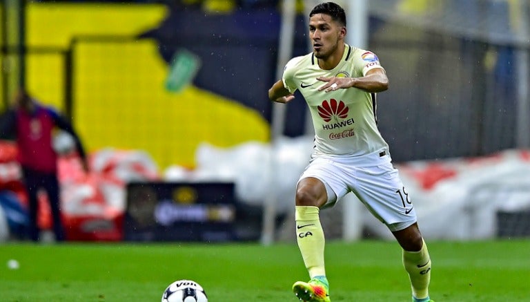 Bruno Valdez conduce un balón durante un partido del América