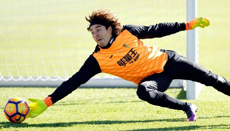 Guillermo Ochoa durante un entrenamiento con el Granada