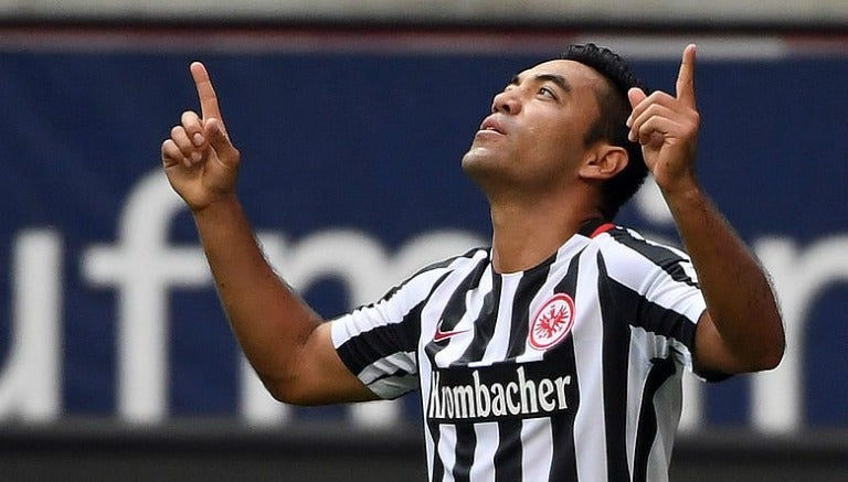 Marco Fabián festeja una anotación con el Frankfurt