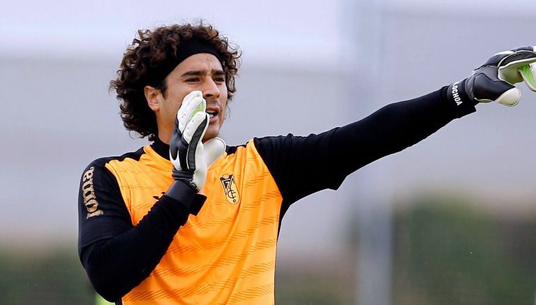 Ochoa dando indicaciones durante un entrenamiento con el Granada