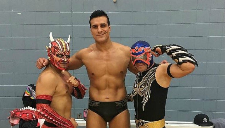 Alberto del Río con luchadores en México 