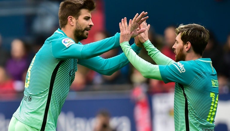 Piqué felicita a Messi tras sus anotaciones en El Sadar 