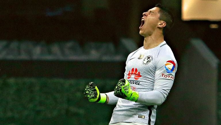 Hugo González durante un partido del América