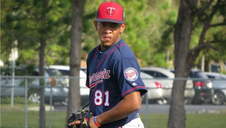 Yorman lanzando una bola con los Mellizos de Minnesota