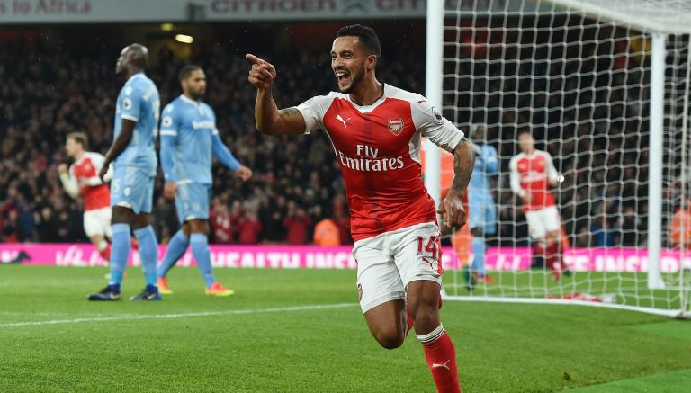 Theo Walcott celebra tras anotar contra el Stoke City