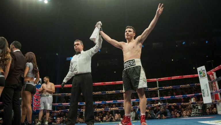 Omar Chávez celebra su triunfo en la Arena Monterrey