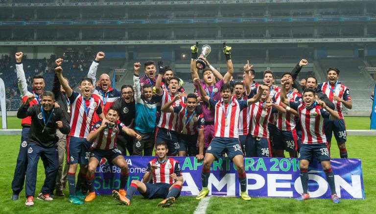 Los jugadores de Chivas Sub 17 posan con su trofeo