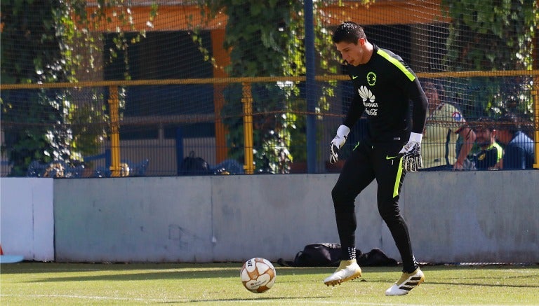 Hugo González durante un entrenamiento con el América