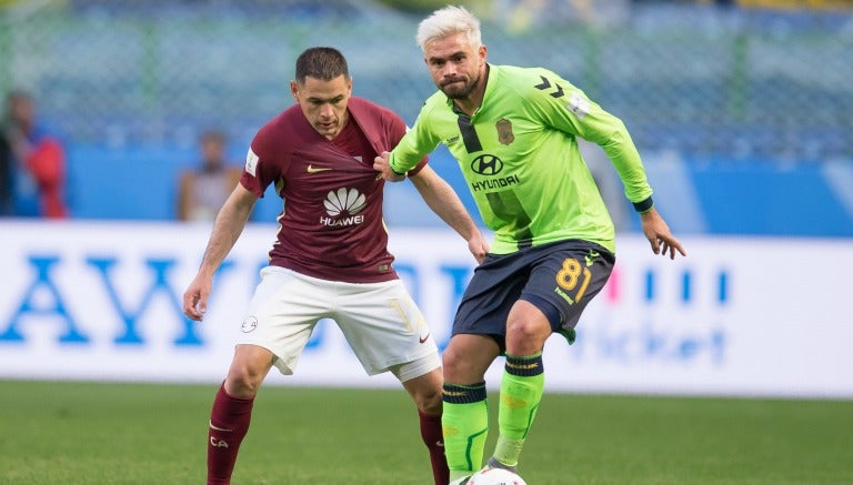 Edu Jeonbuk y Pablo Aguila pelean un balón