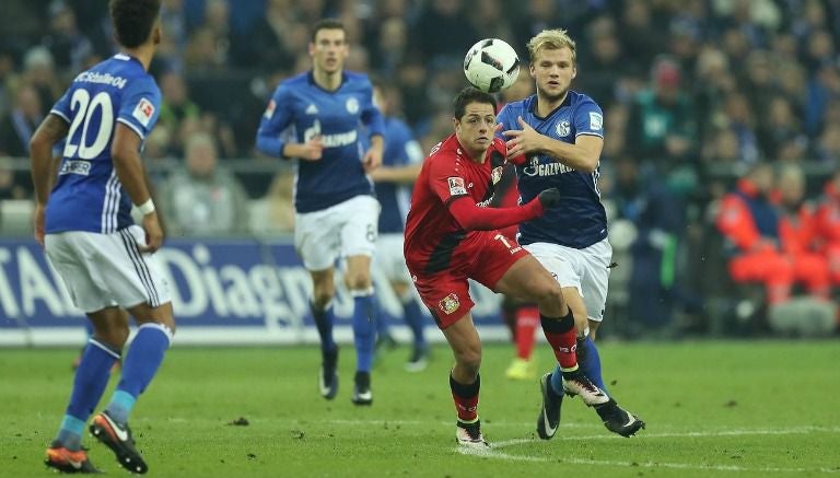 Javier Hernández disputa un balón en el juego Schalke vs Leverkusen