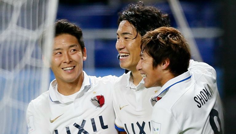 Jugadores del Kashima celebran gol en el partido contra el Mamelodi Sundowns 