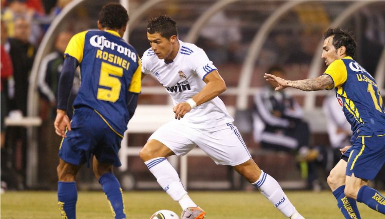 CR7 disputa un balón con Rosinei en el amistoso entre América y Real Madrid en 2010