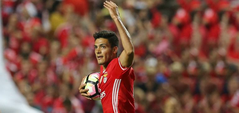 Raúl Jiménez celebra un gol con el Benfica