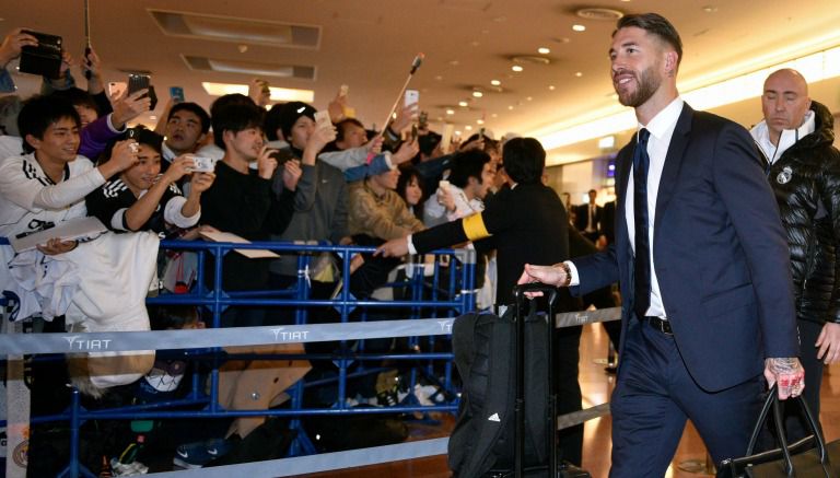 Sergio Ramos, defensa merengue, a su llegada al aeropuerto de Tokio 