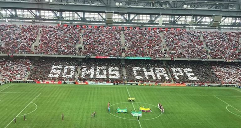 El homenaje del Chape en el estadio del Paranaense